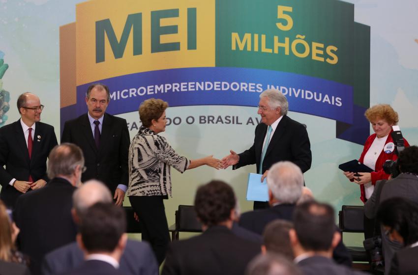 Presidente Dilma cumprimenta Afif durante celebração da marca de 5 milhões de Microempreendedores Individuais – MEI 
