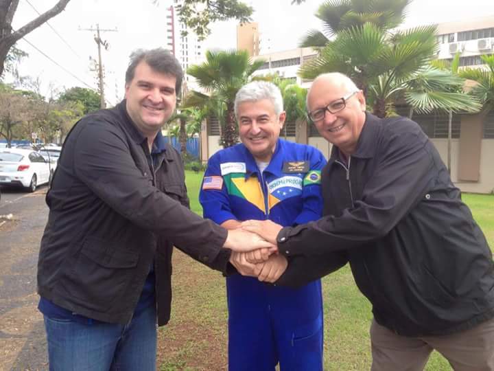Clodoaldo Gazzeta, o astronauta Marcos Pontes, e o candidato a vice-prefeito Toninho Gimenez.