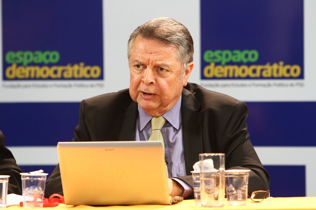 8261687190_f432f7bb6f_o - macedo