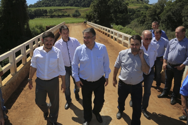 O governador Raimundo Colombo reiterou que nos próximos anos vai priorizar a pavimentação das estradas do interior.