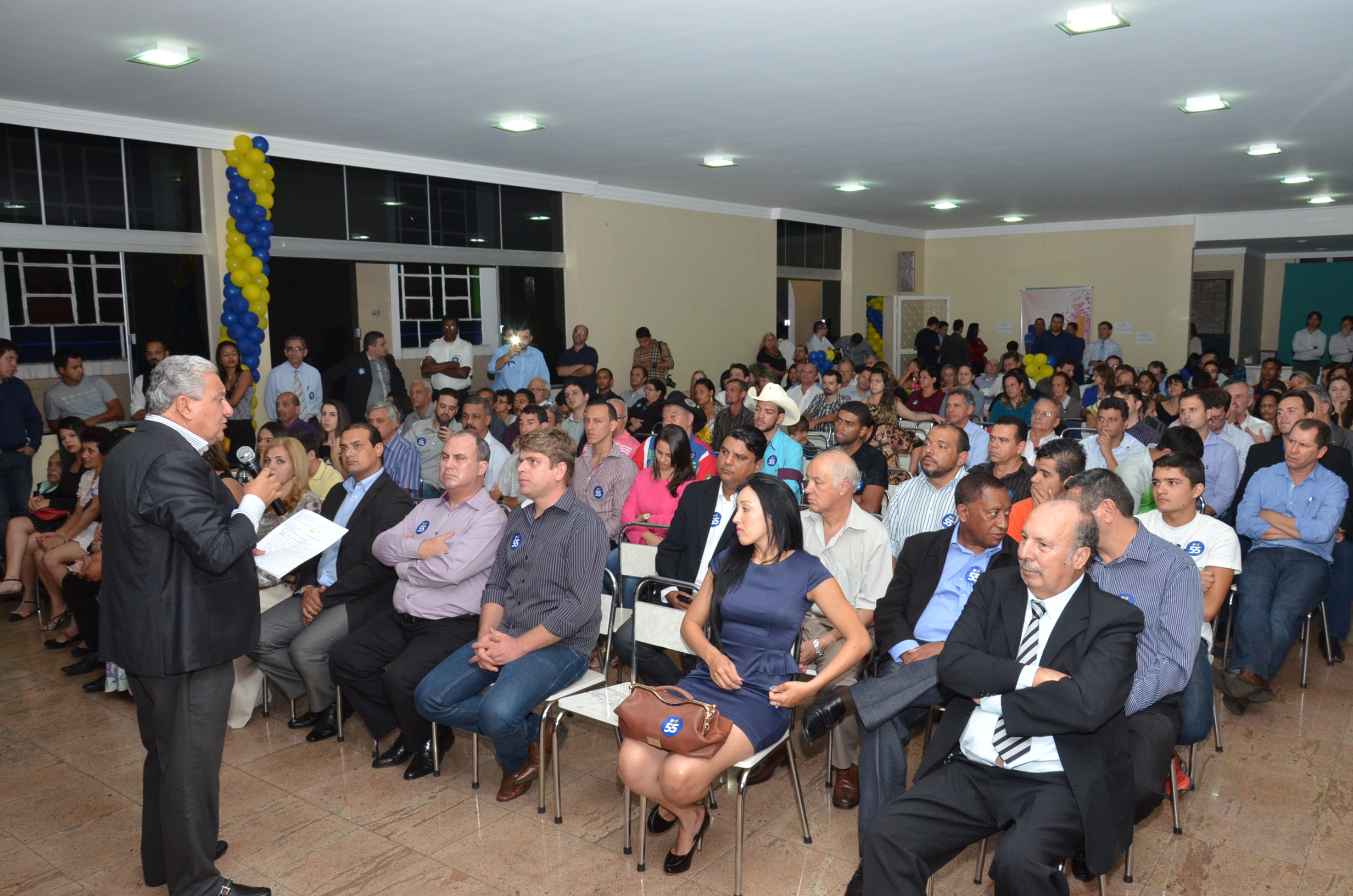 O secretário Vilmar Rocha fala aos participantes: ato de fortalecimento do partido