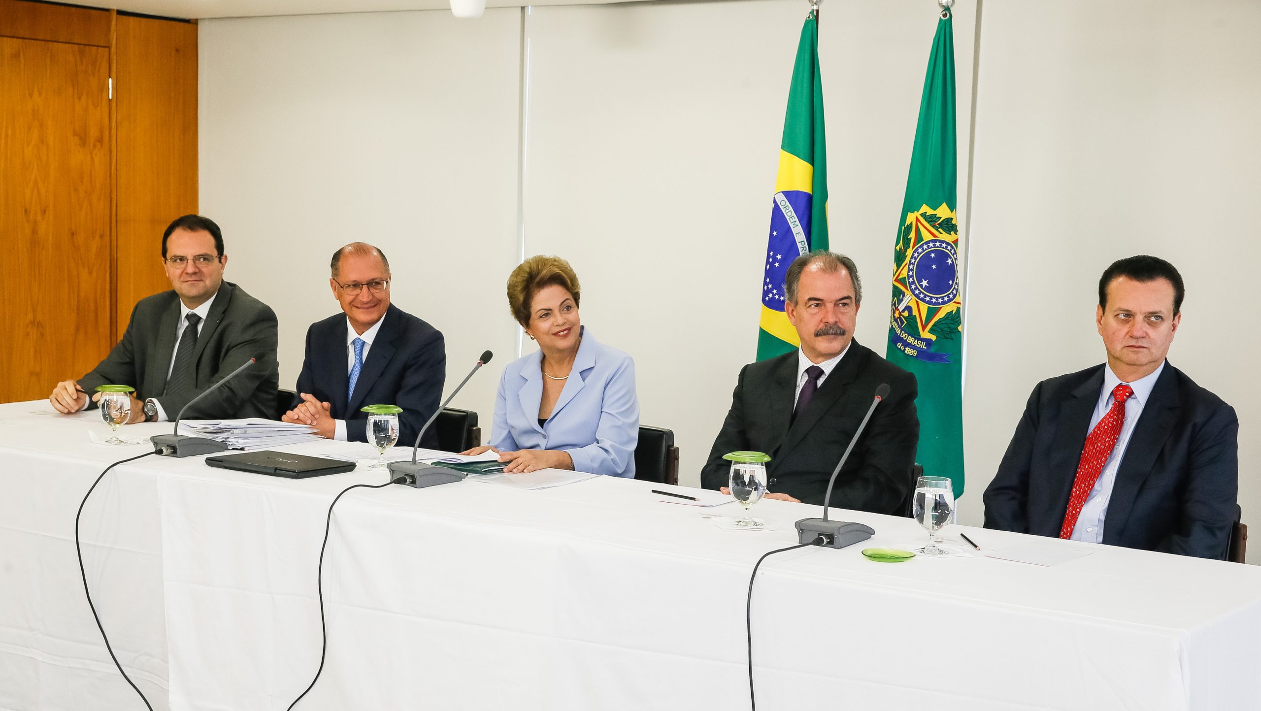 Brasília - DF, 01/06/2015. Presidenta Dilma Rousseff durante assinatura de contrato de financiamento, entre BNDES e a SABESP, para obras de interligação das Represas do Jaguari e Atibainha no Estado de São Paulo. Foto: Roberto Stuckert Filho/PR
