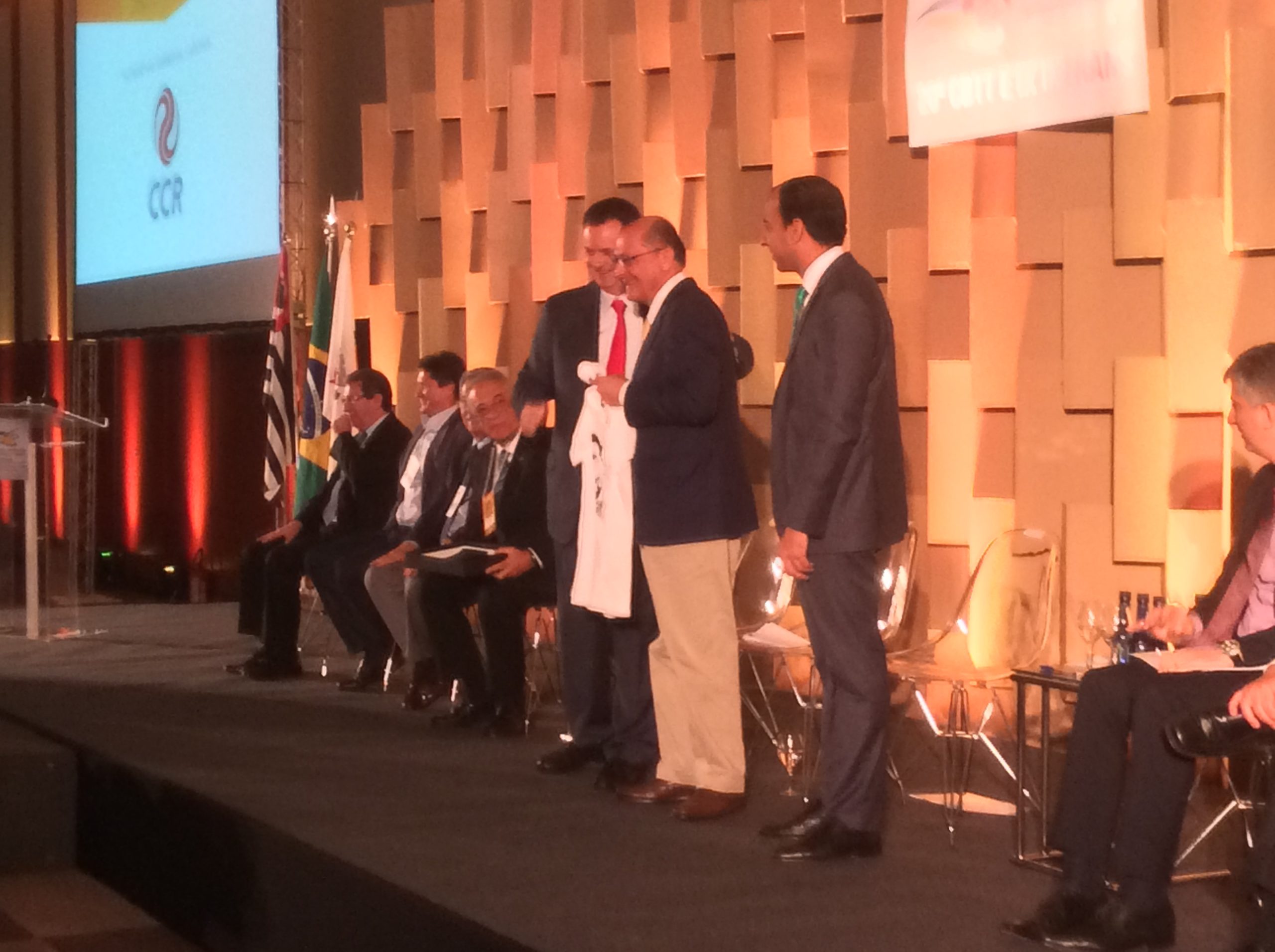 Durante o evento, Kassab entregou ao governador Geraldo Alckmin camisa do Santos que homenageia o jogador Zito, recentemente falecido.