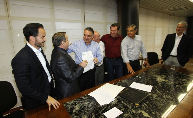 Colombo assina ordem de serviços para obras do Centro de Eventos de Camboriú. Foto: James Tavares