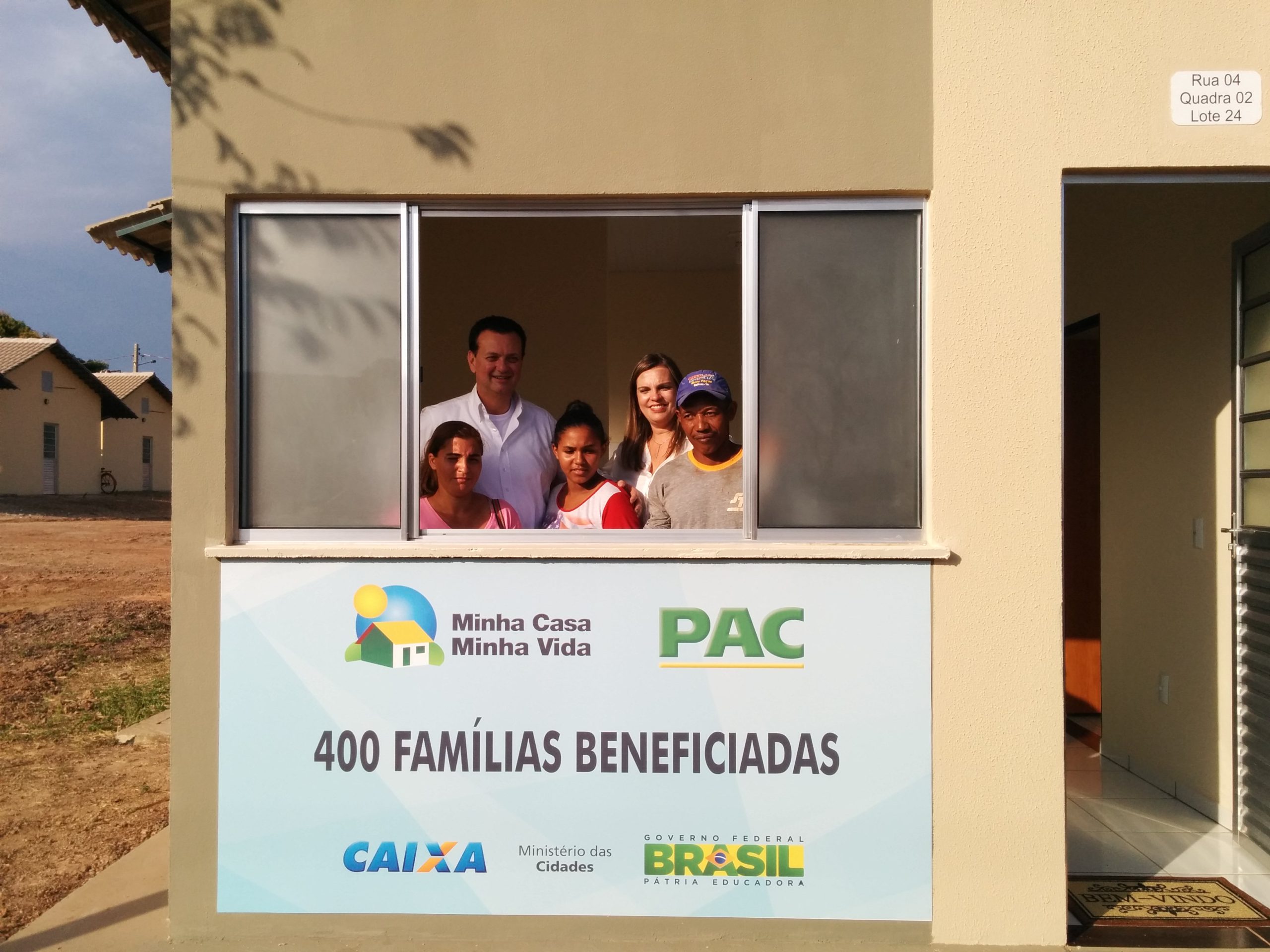 Casas foram construídas em lotes de 250 m², com área privativa de 41,92 m² e serão atendidas por escolas municipal e estadual, creche e unidade básica de saúde.