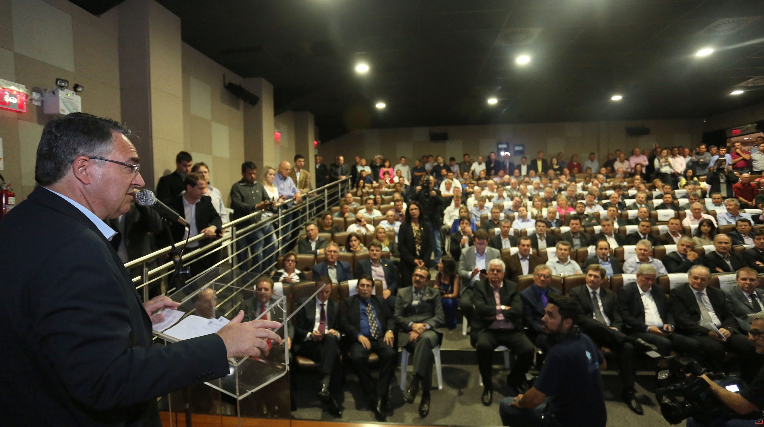 Colombo fala a prefeitos