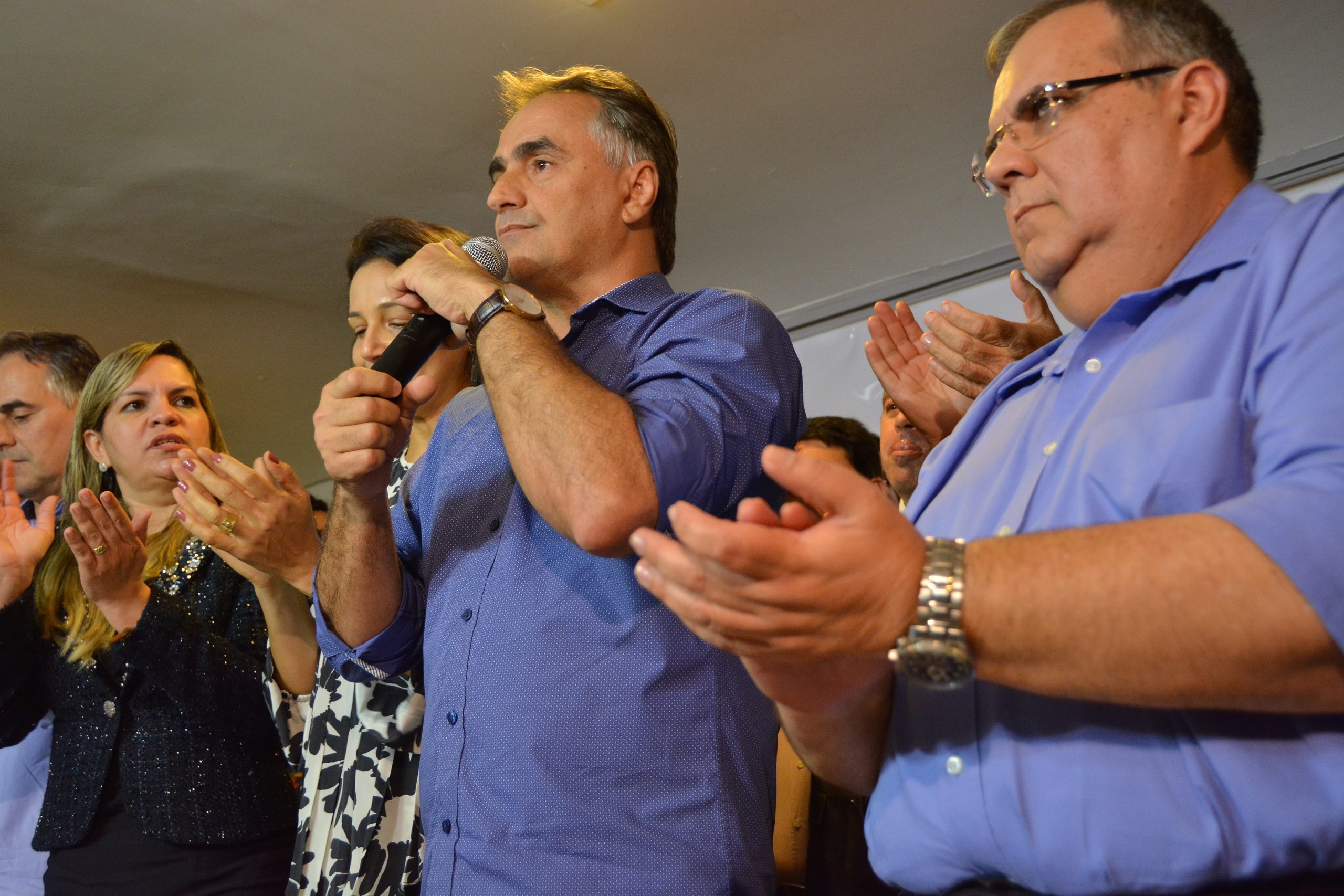 Cartaxo discursa ao lado do deputado Rômulo Gouveia.