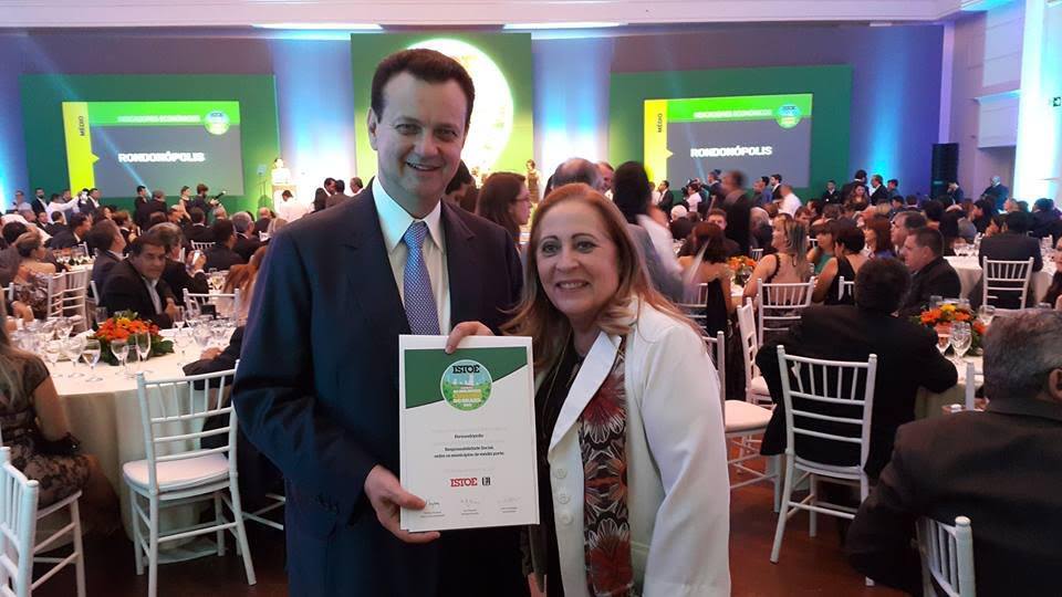 A prefeita Ana Bim recebe o prêmio ao lado do ministro Gilberto Kassab