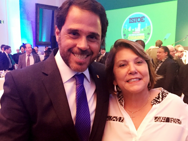 Prefeita Maria Edna com o presidente-executivo da Editora Três, Caco Azulgaray