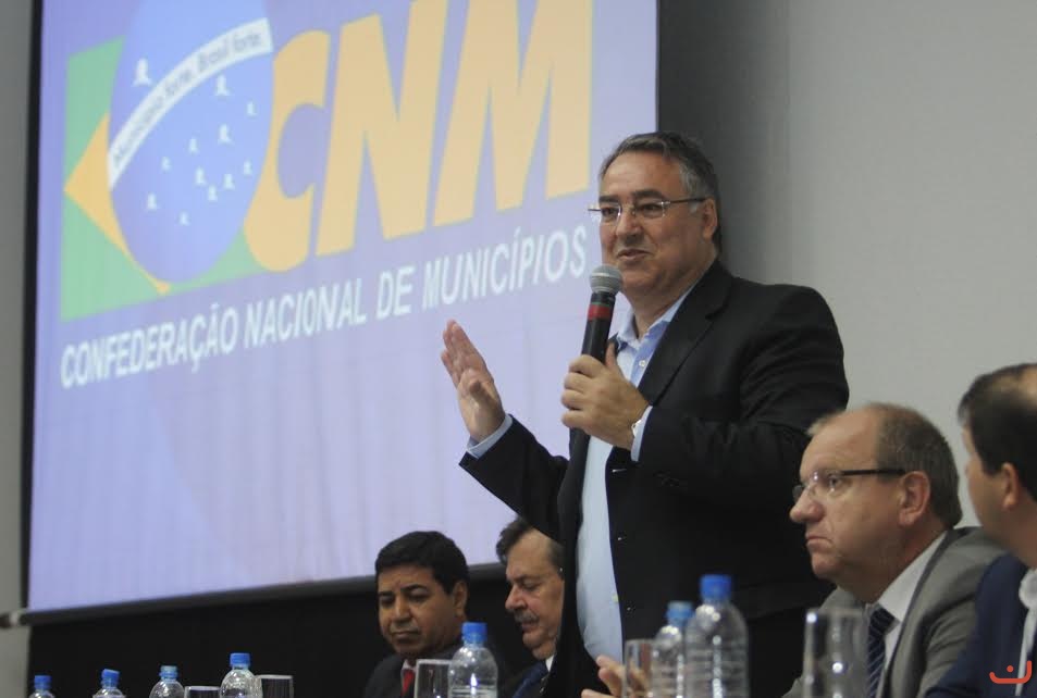 Colombo: “Está bem abaixo do que foi orçado e isso decorre da situação econômica que está acontecendo na União, nos Estados e nos municípios. O que temos que fazer é reduzir custos e aumentar a eficiência."