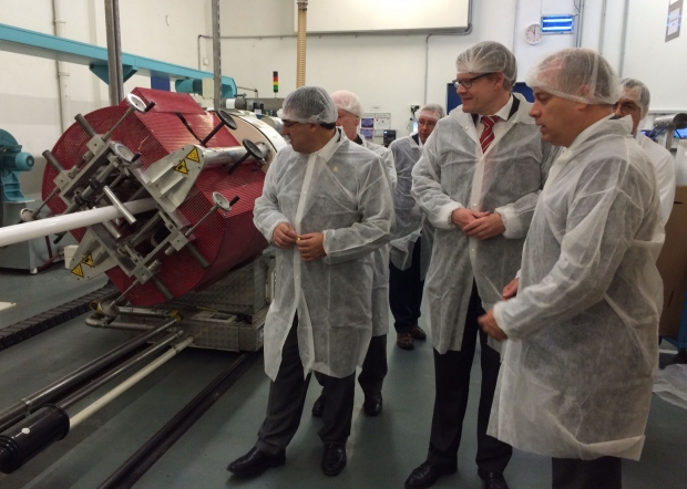 Colombo acompanhou os diretores em uma visita pela fábrica em Wiesbaden.
