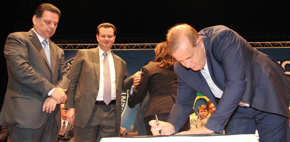 Goiânia-GO, 15/12/2015. Foto: PMG/Divulgação. Ministro das Cidades Gilberto Kassab durante cerimônia de assinatura de repasse de verbas para investimentos em saneamento para municípios de Goiás.