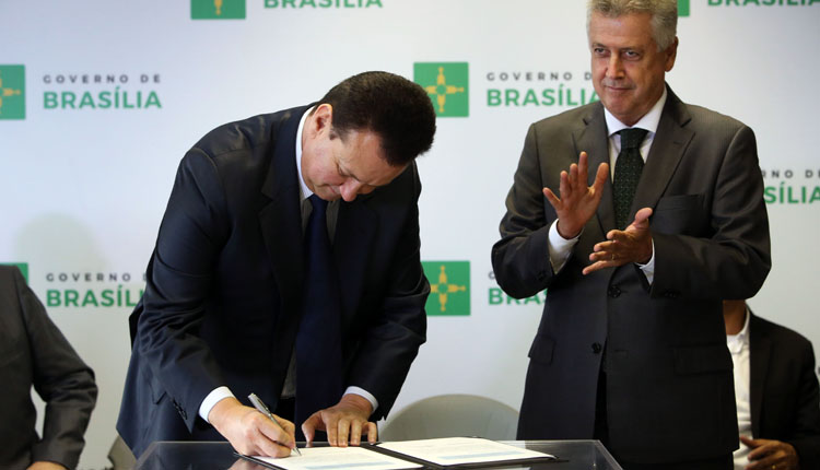 Brasília, 16/12/2015. Foto: Bruno Peres/Min. Cidades. Ministro das Cidades Gilberto Kassab e o governador do DF Rodrigo Rollemberg durante cerimônia de assinatura de repasse de investimentos para mobilidade urbana no Distrito Federal.