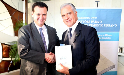 Brasília, 15/12/2015. Foto: Bruno Peres/Min. Cidades. Ministro das Cidades Gilberto Kassab e o deputado Júlio Lopes participam do Lançamento do livro Sugestões para o Desenvolvimento Urbano 2015, da Comissão de Desenvolvimento Urbano da Câmara dos Deputados.