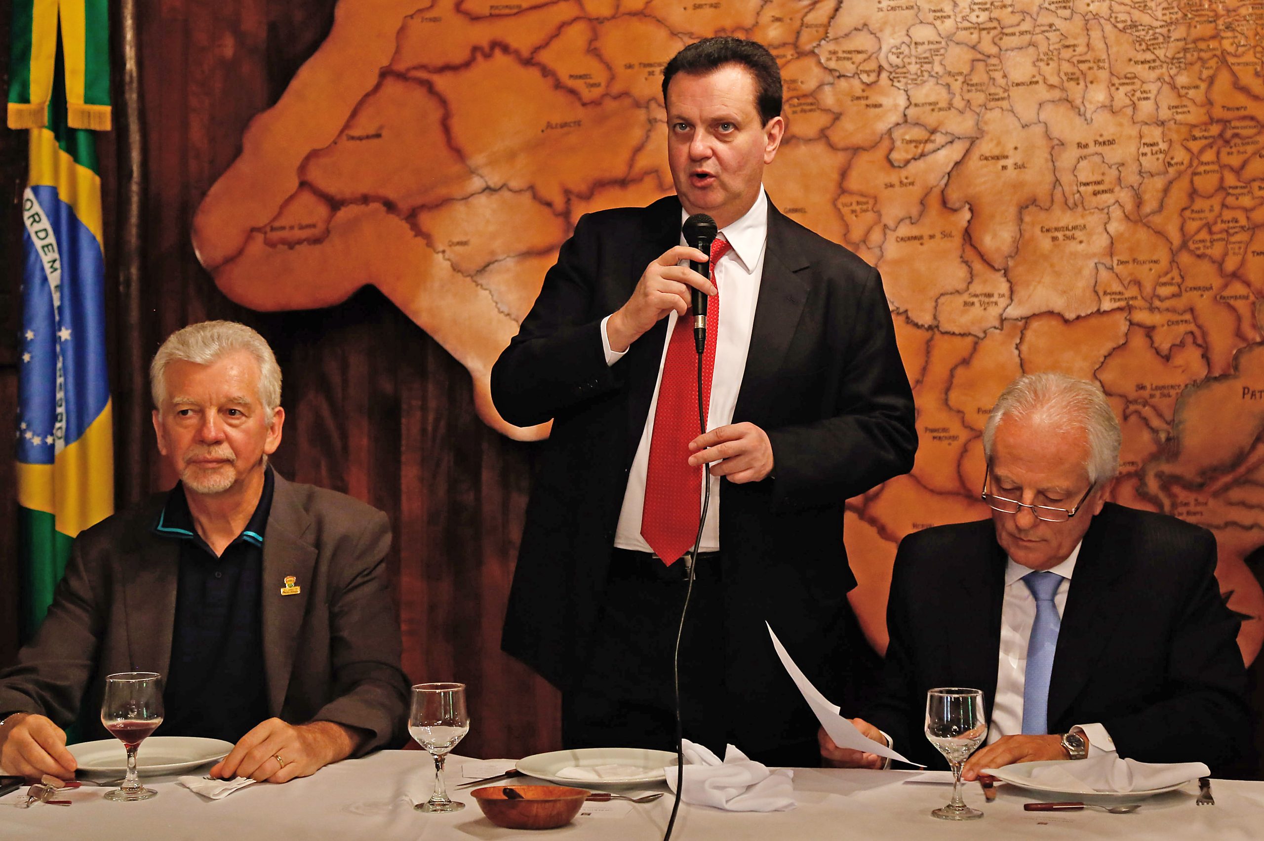 PORTO ALEGRE, RS, BRASIL, 25.01.2016: Governador em exercício, José Paulo Cairoli, recepciona o ministro das Cidades Gilberto Kassab, que veio a Porto Alegre para reunir-se com os integrantes do secretariado e diretoria da FAMURS, para tratar sobre projetos do Rio Grande do Sul. Foto: Daniela Barcellos/Palácio Piratini