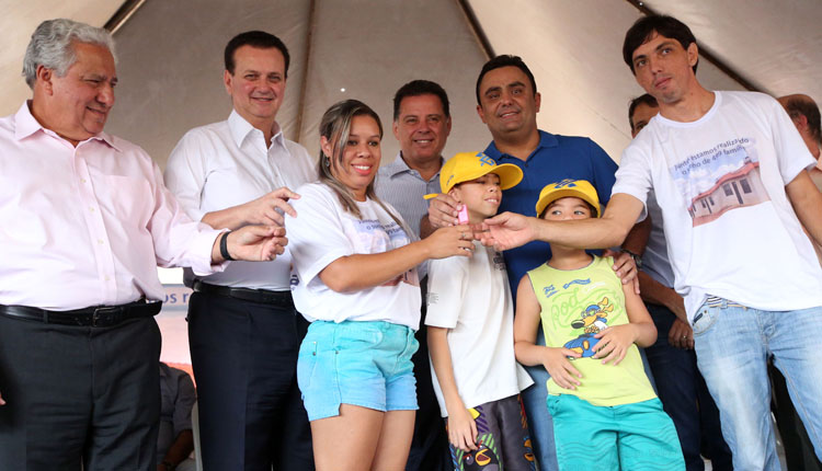 Luziânia-GO. 14/03/2016. Foto: Bruno Peres/Min. Cidades. Ministro das Cidades Gilberto Kassab, governador de Goiás Marconi Perilo e o prefeito de Luziânia Cristóvão Tormin durante cerimônia de entrega de unidades habitacionais do programa Minha Casa Minha Vida.