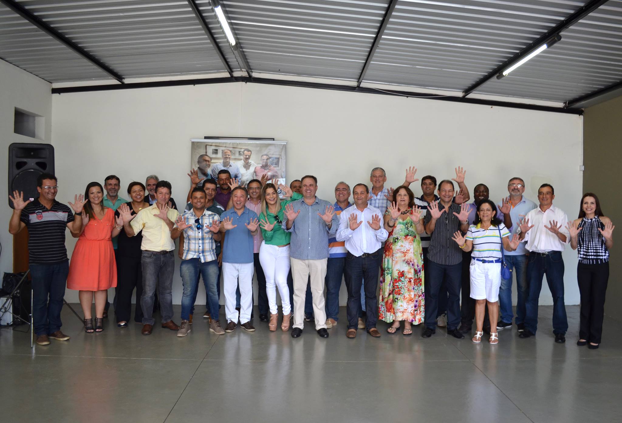 Vários pré-candidatos a vereadores, empresários, líderes religiosos, como padres e pastores, advogados, líderes da região e lideranças comunitárias estiveram presentes.