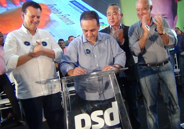 Ao lado do ministro Kassab e do deputado Herculano Passos, o vereador e pré-candidato a prefeito, Rogério Franco, assina ficha de filiação ao PSD.
