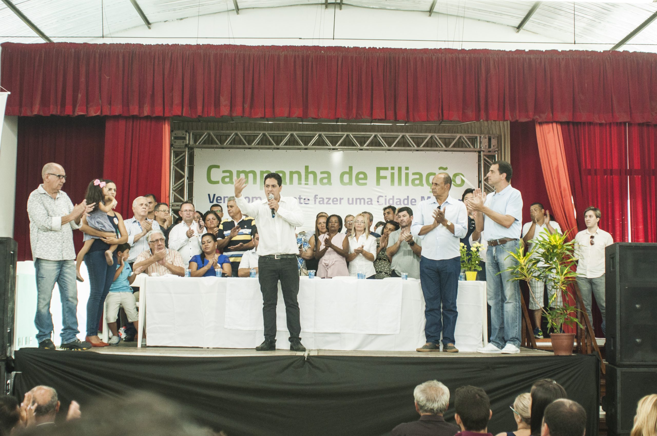 Aproximadamente 1.200 pessoas participaram da reunião, que e marcou ainda a apresentação das novas lideranças do partido.
