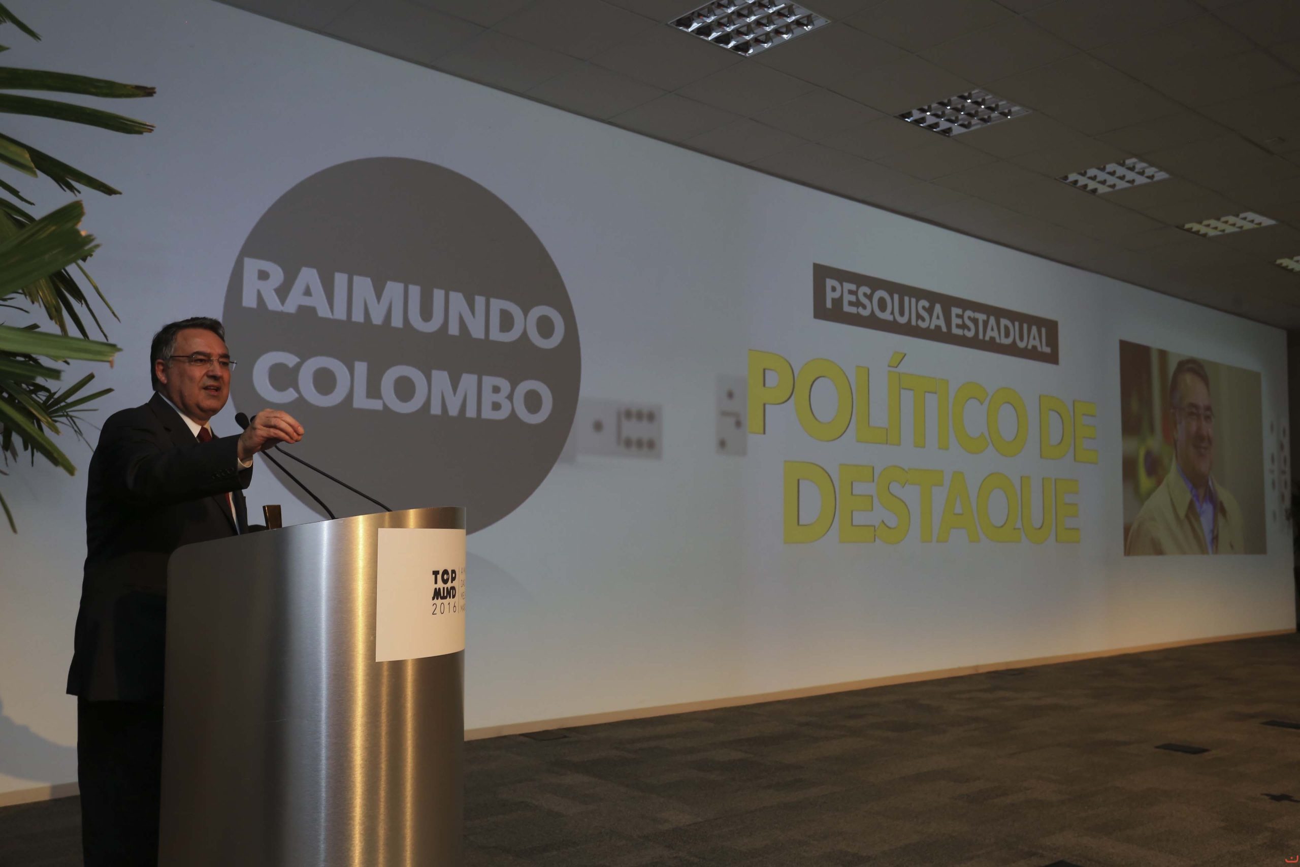 Raimundo Colombo - prêmio - fot Julio Cavalheiro - Secom