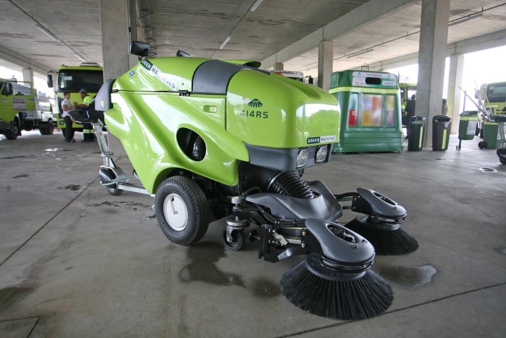 Varredeira, um dos equipamentos utilizados na limpeza pública no projeto de 2011