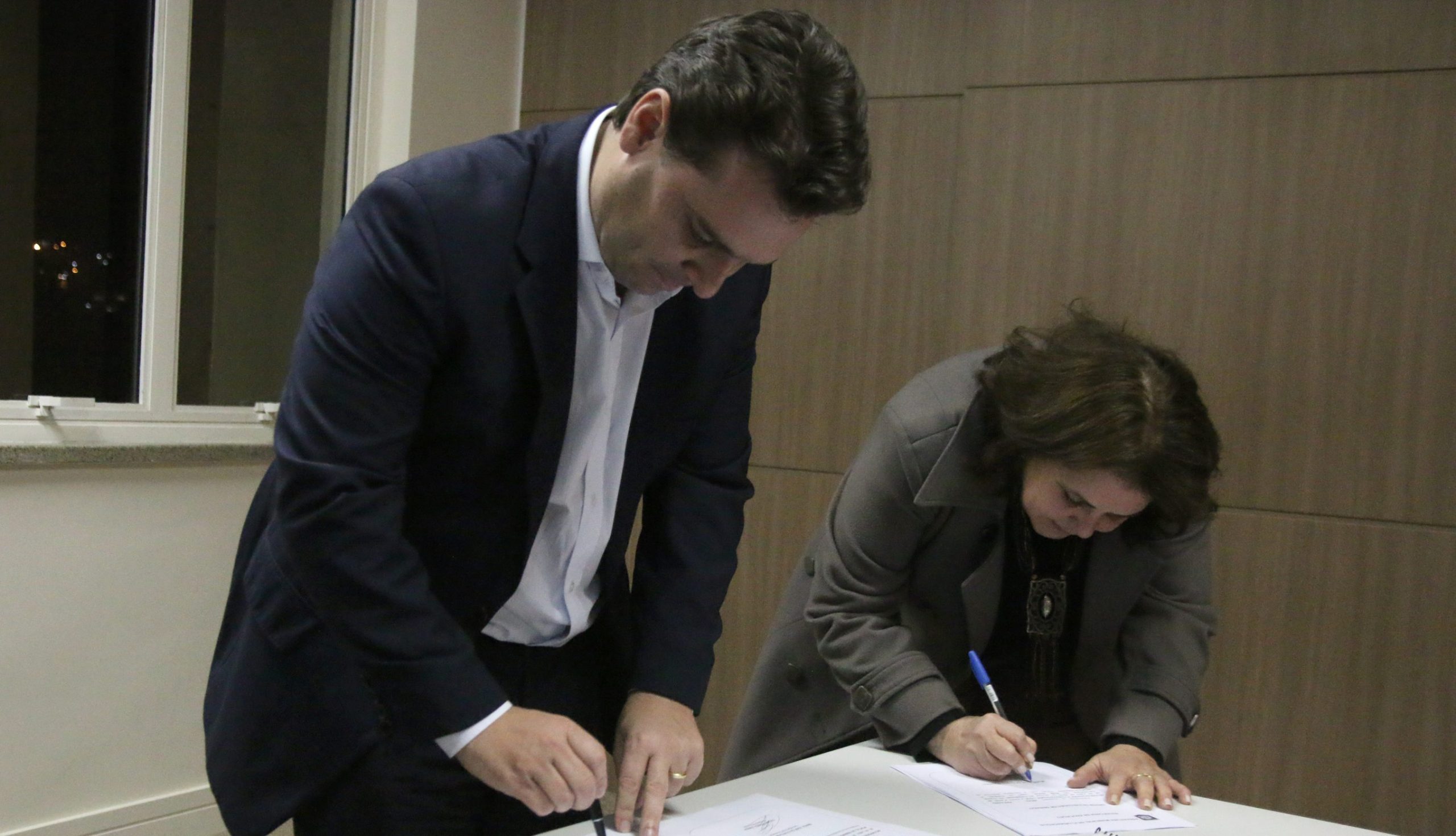 Ordem de serviço para a construção das novas creches foi assinada pelo prefeito Cesar Souza Junior, do PSD, e pela secretária de Educação, Maria José Brandão.