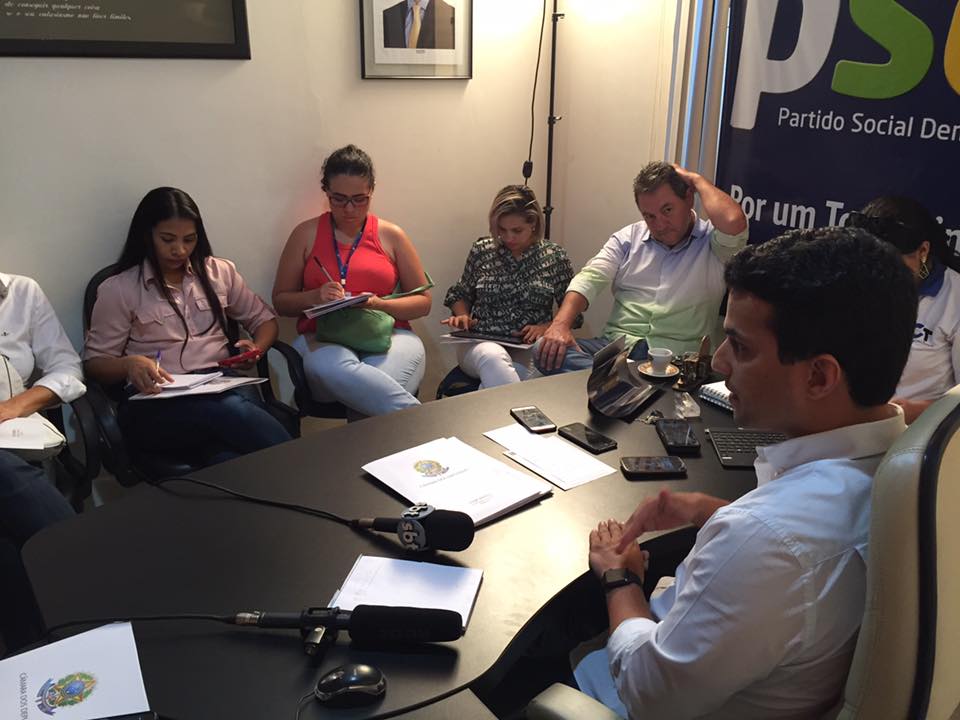 Iraja em entrevista coletiva após as eleições