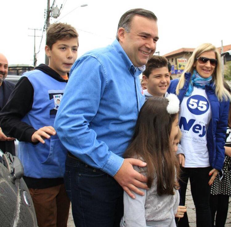 O candidato Ney Leprevost votou junto com a família